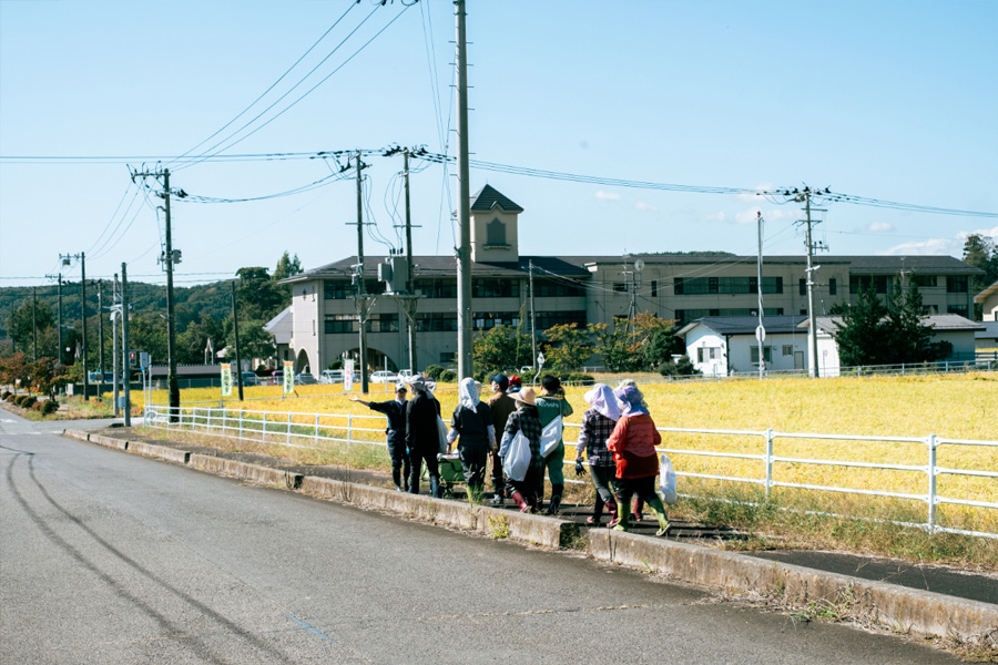 田んぼに向かう様子