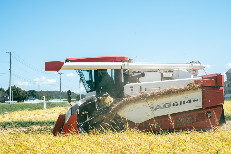 コンバインを運転する様子