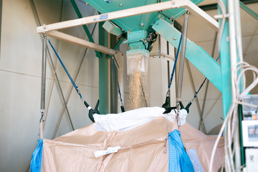 袋詰め作業の様子