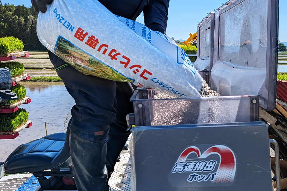 田植え機に肥料を載せる