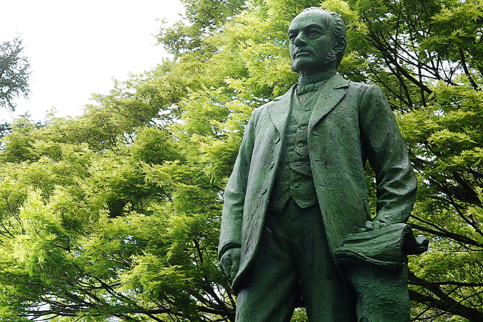 ファン・ドールン氏の像
